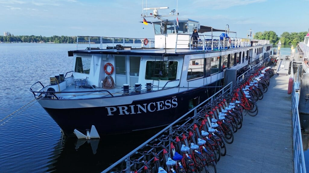 MS Princess aangemeerd met rijen huurfietsen aan de kade, klaar voor een fiets- en vaarvakantie over de Oder.