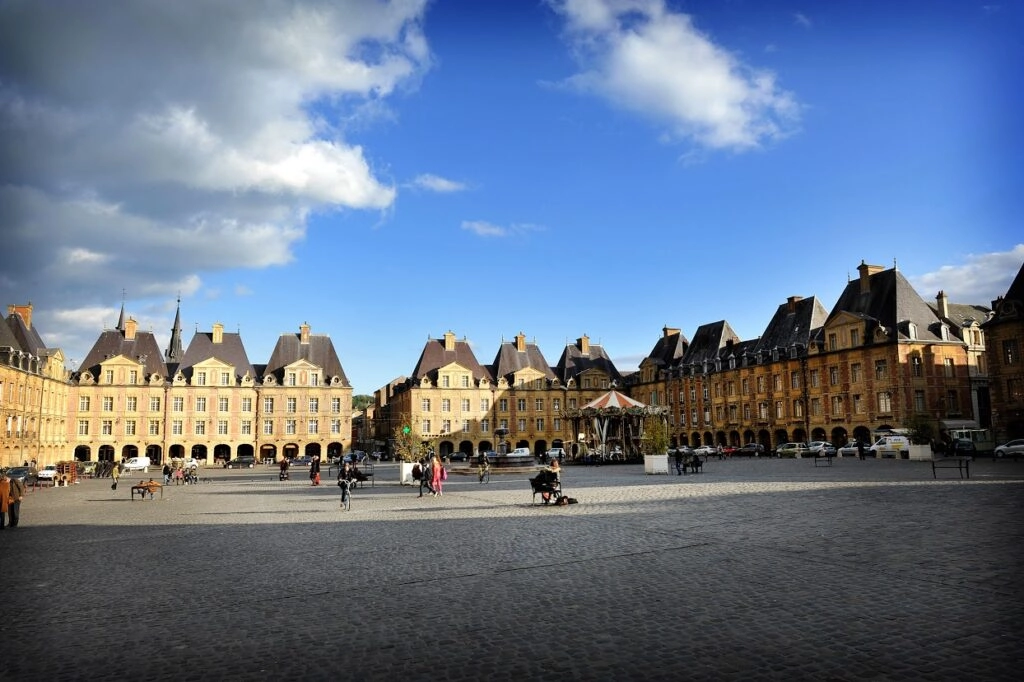 Place Ducale in Charleville-Mézières, historisch plein langs de Maasroute tijdens een fietsvakantie door de Franse Ardennen
