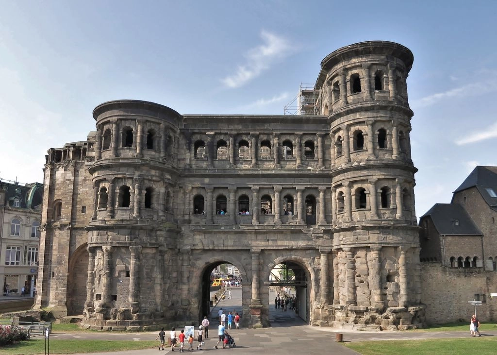 Porta Nigra in Trier, iconisch Romeins stadspoort en UNESCO-werelderfgoed aan de Moezel fietsroute