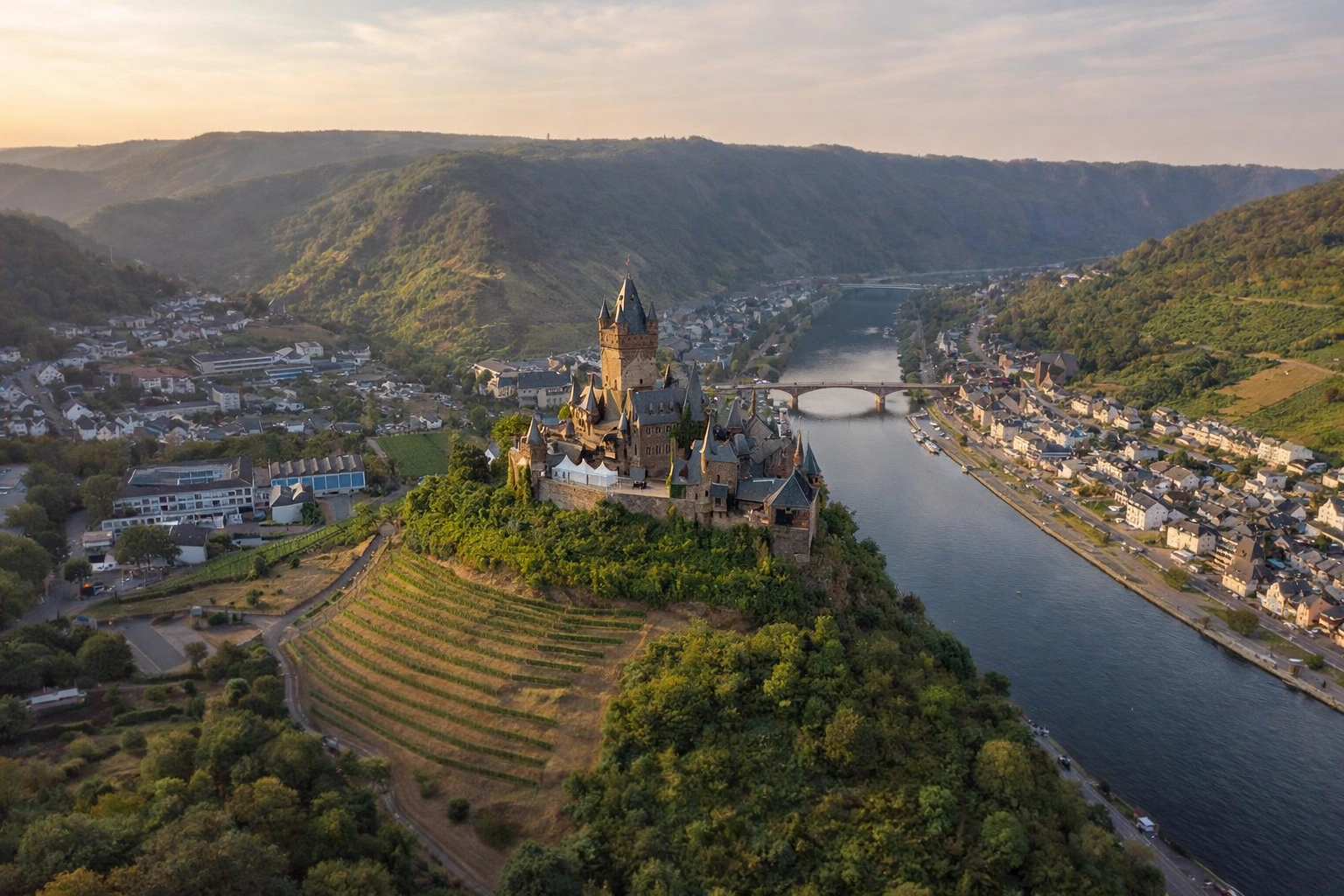Luchtfoto van de Reichsburg Cochem boven de Moezel, iconische burcht en hoogtepunt tijdens een fietsvakantie langs de Moezel
