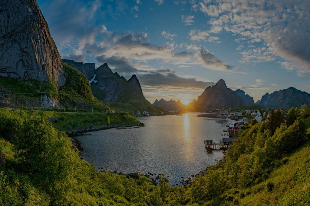 Zonsondergang boven Noorse fjorden tijdens een actieve coolcation in Scandinavië met Travel2Move