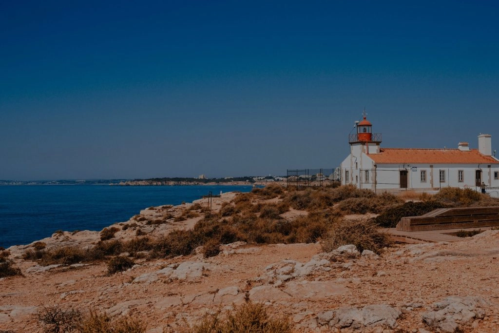 Vuurtoren aan de kust van Zuid-Europa, een sfeervol landschap tijdens een actieve fiets- of wandelvakantie met Travel2Move