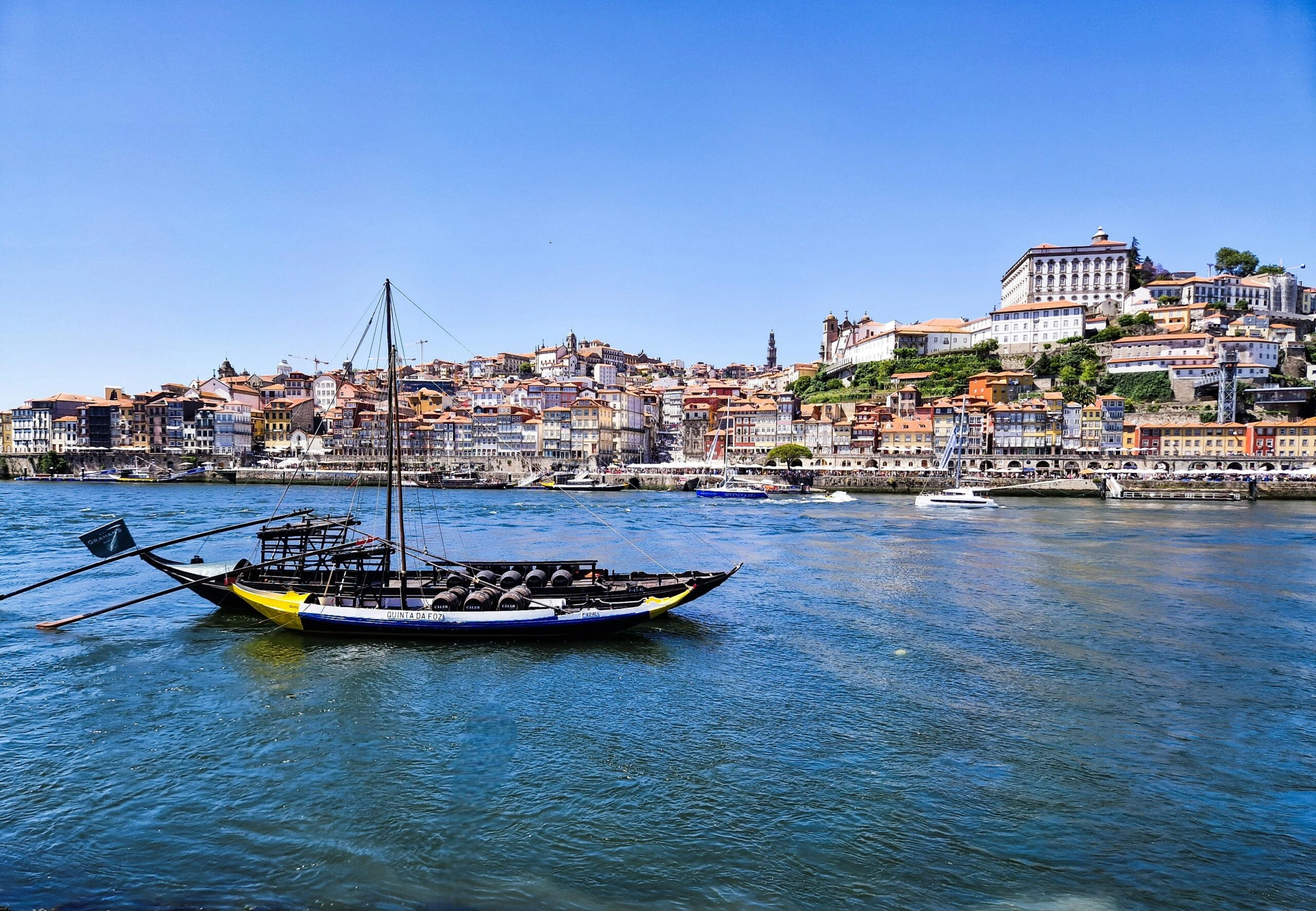 Uitzicht op het kleurrijke Ribeira-district van Porto met traditionele rabelo-boot op de Douro-rivier, Portugal.