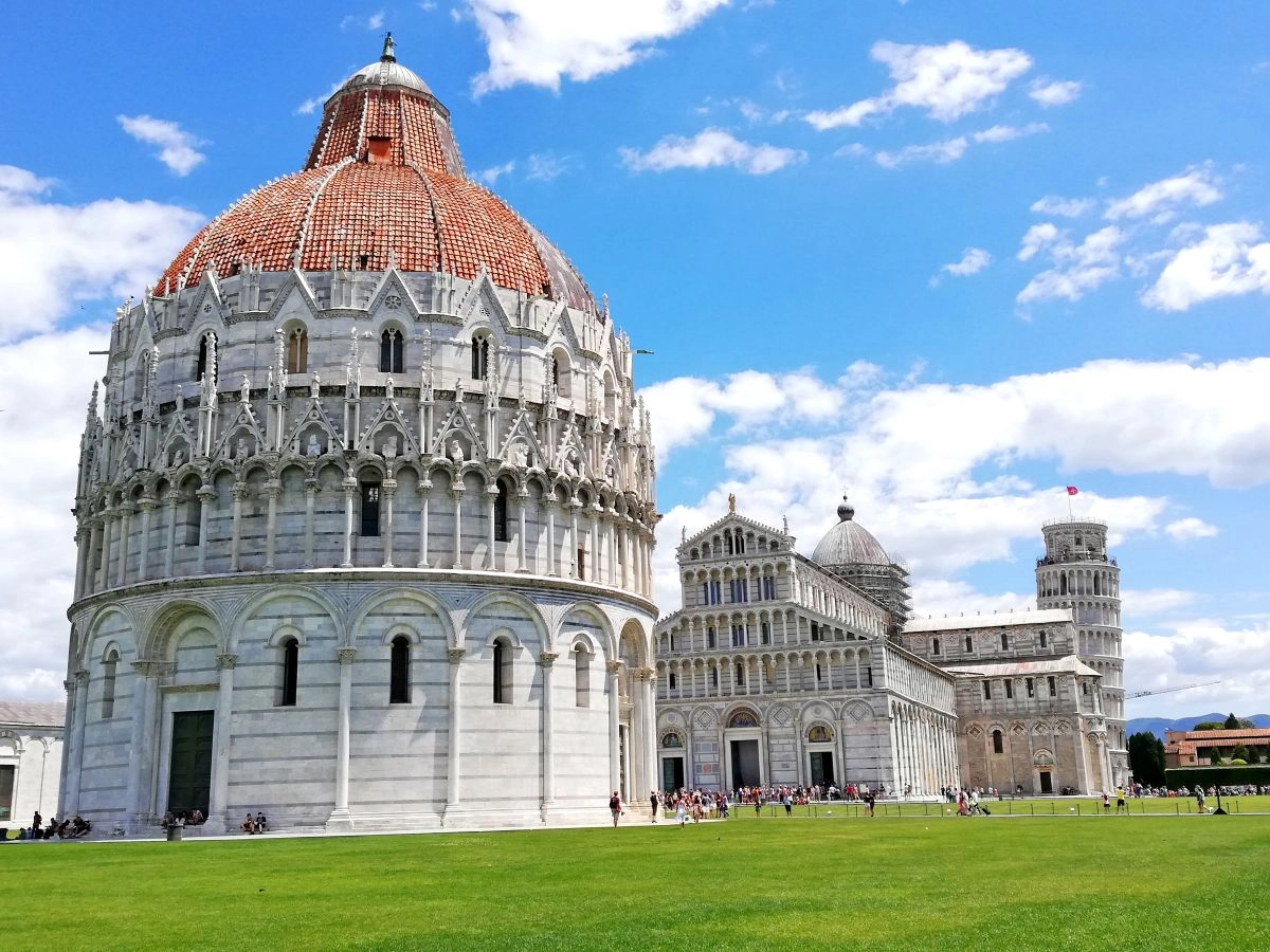 Scheve Toren van Pisa met de kathedraal en doopkapel op het Piazza dei Miracoli, startpunt van een fietsvakantie door Toscane