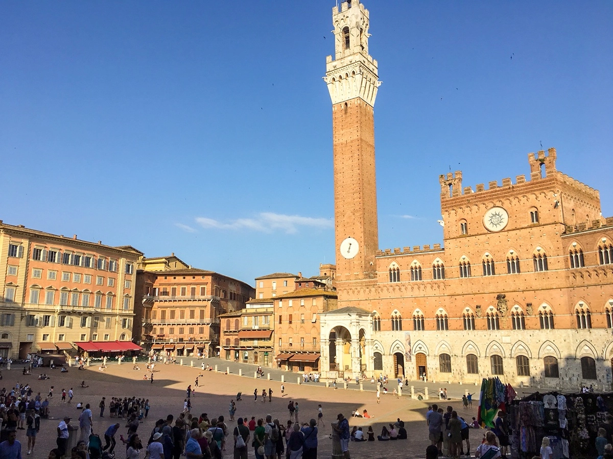 Piazza del Campo in Siena with Torre del Mangia and Palazzo Pubblico, a highlight of your cycling holiday through Tuscany.