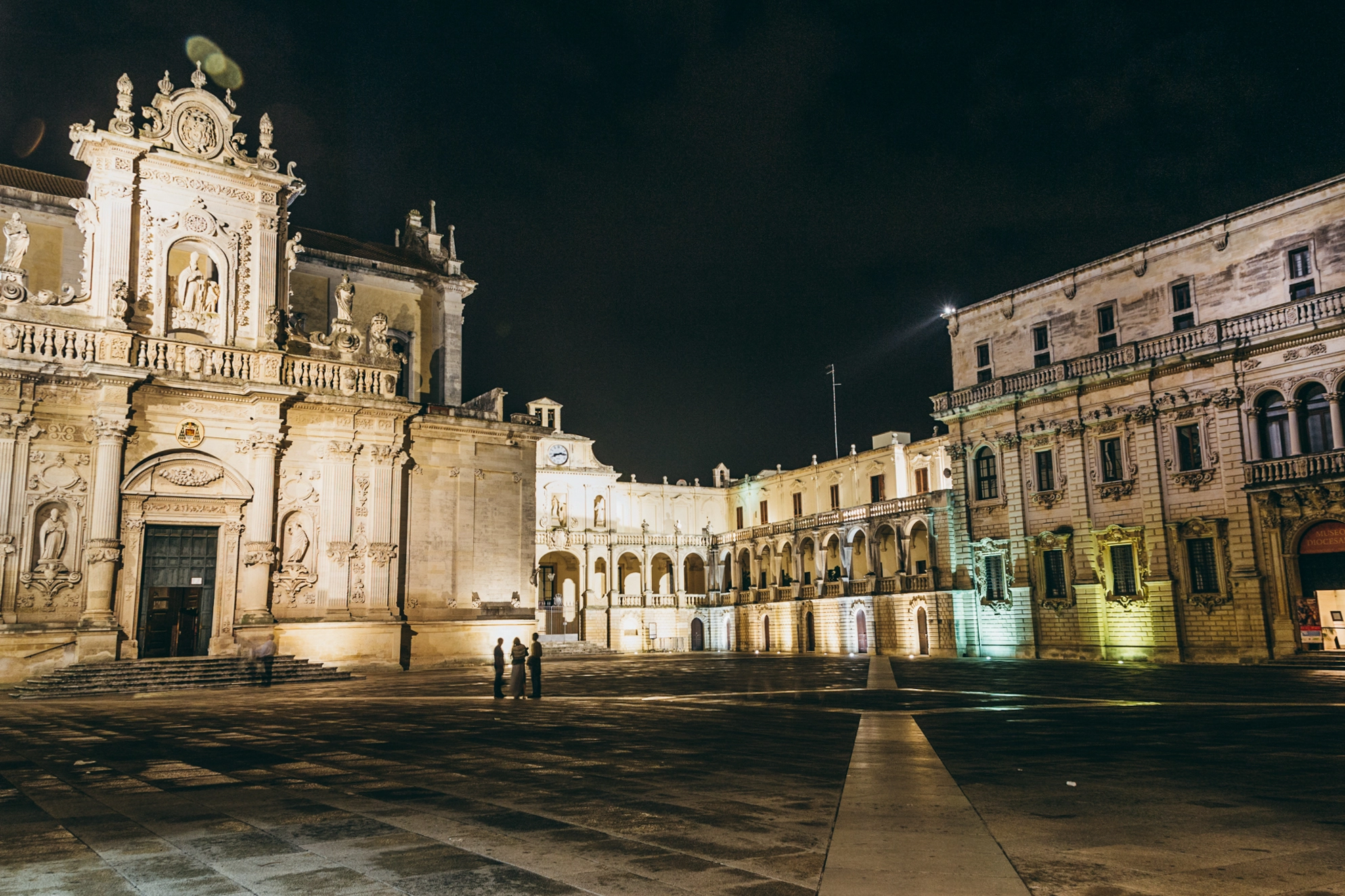 Avondfoto van het Piazza del Duomo in Lecce, Italië, met verlichte barokke gevels en rustige sfeer tijdens een fietsvakantie in Puglia.