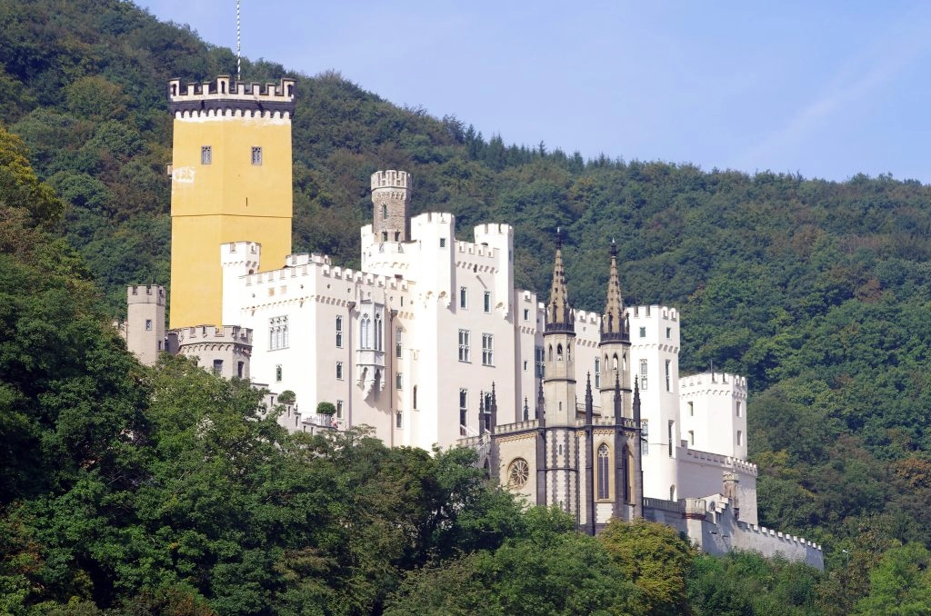 Schloss Stolzenfels bij Koblenz, wit romantisch Rijnkasteel omringd door groene heuvels – indrukwekkende bezienswaardigheid nabij het eindpunt van de fiets- en vaarvakantie