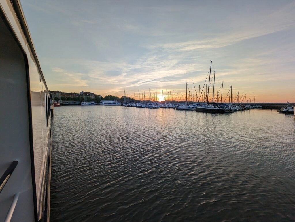 Zonsondergang in de haven van Stralsund met de MS Princess en aangemeerde zeilboten, tijdens een 8-daagse Bike & Barge vakantie tussen Berlijn en Stralsund.