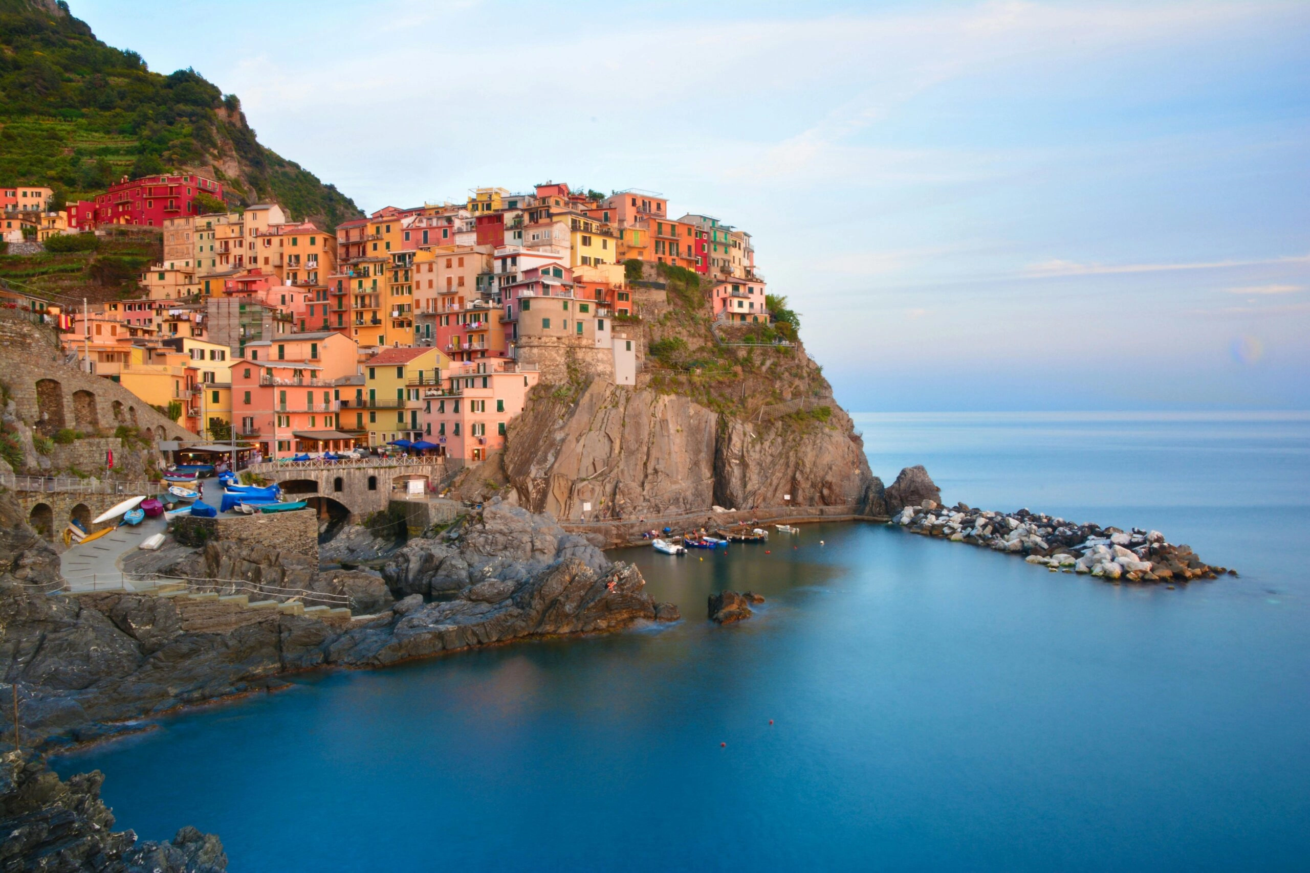 Het kleurrijke dorp Manarola in Cinque Terre, Italië, met pastelgekleurde huizen op een klif aan de Middellandse Zee.