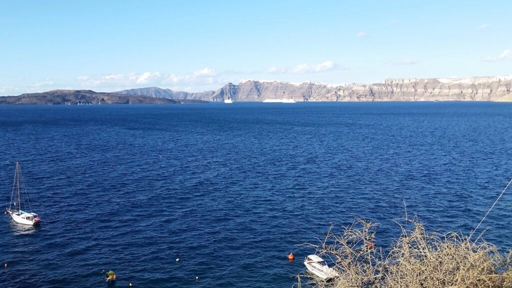 Uitzicht over de caldera bij Akrotiri op Santorini met zee en kliffen tijdens een wandelvakantie in Griekenland.