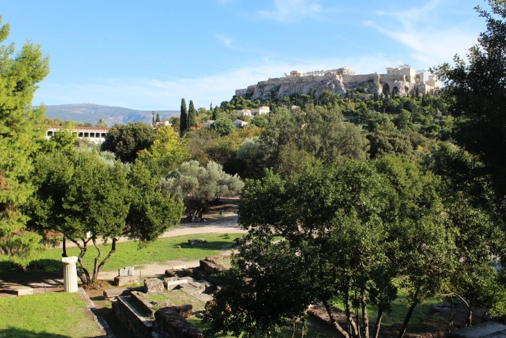 Uitzicht op de Akropolis vanuit een groene omgeving in Athene tijdens een wandelvakantie in Griekenland