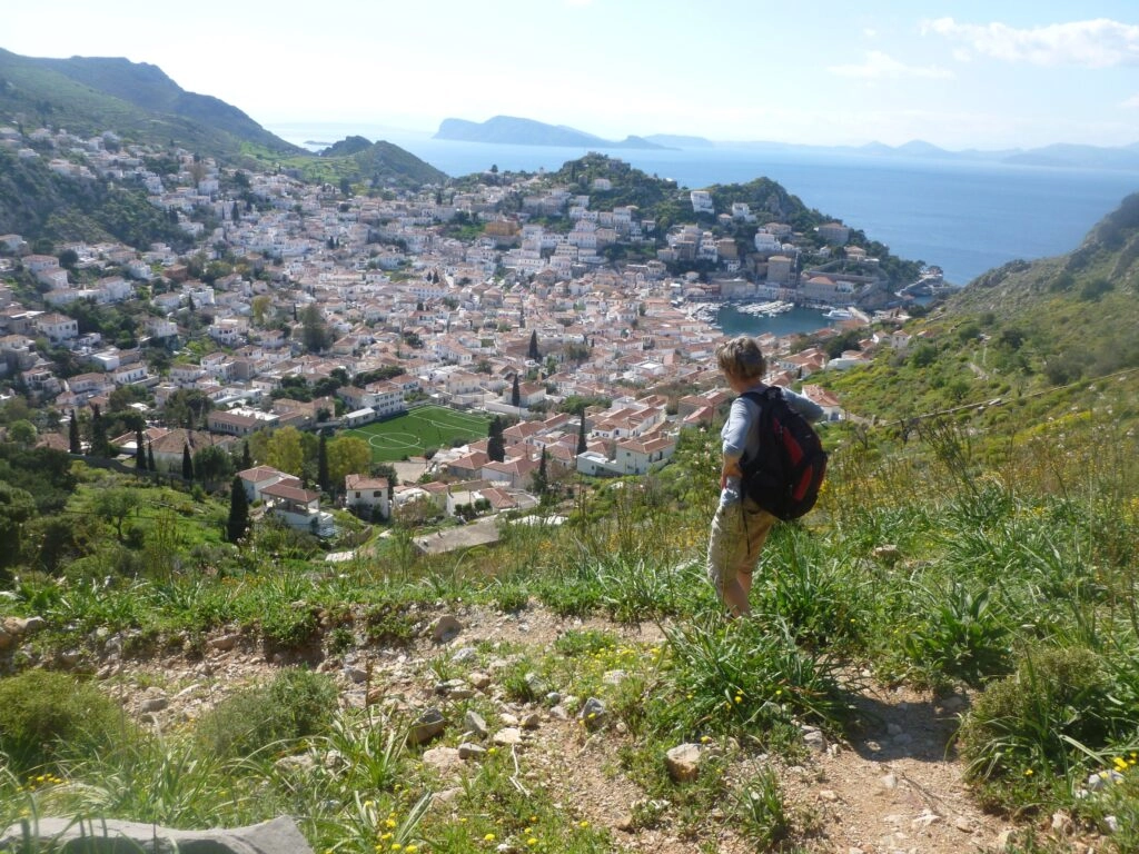 Uitzicht over Hydra stad vanaf een wandelroute met zee en bergen tijdens een wandelvakantie in Griekenland