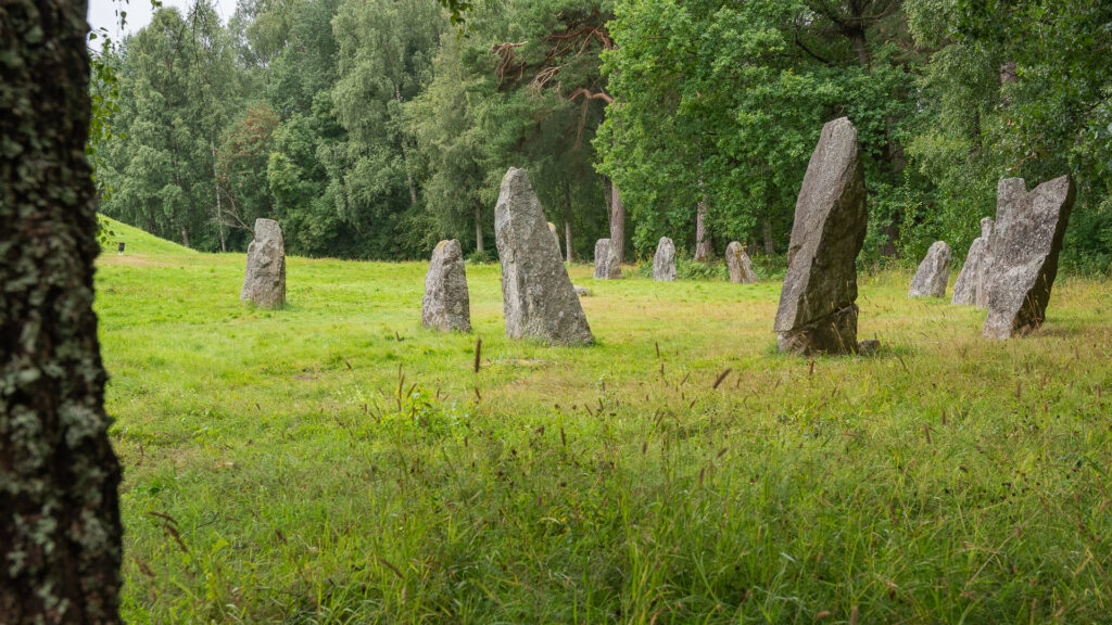 Historische Vikingstenen in Västerås tijdens culturele familiereis door Midden-Zweden.