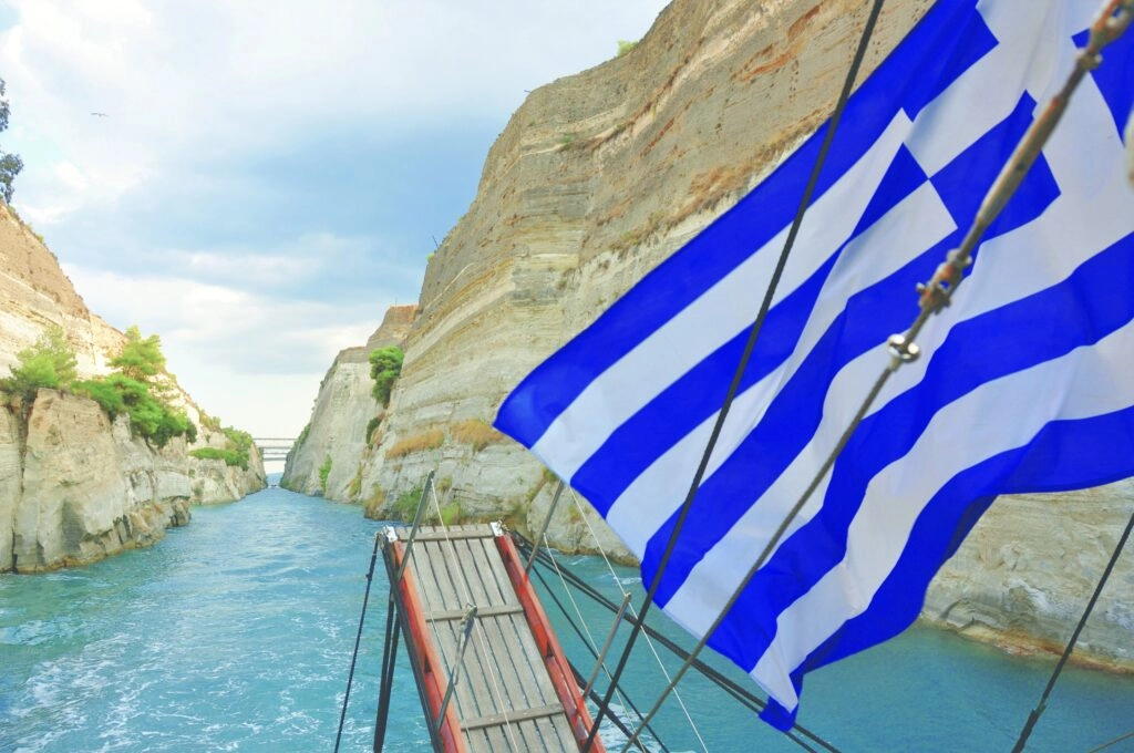 Doorvaart door het Kanaal van Korinthe met Griekse vlag aan boord van de MS Panagiota, Griekenland