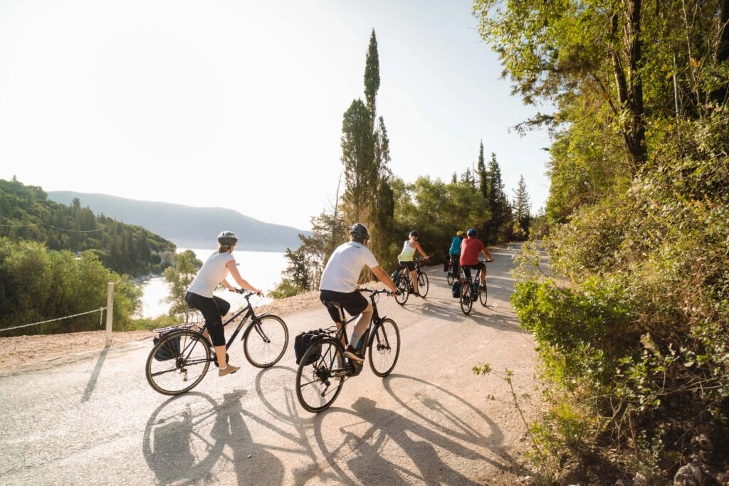 Groep fietsers op een kustweg langs de Ionische Zee tijdens een fietsvakantie in Griekenland