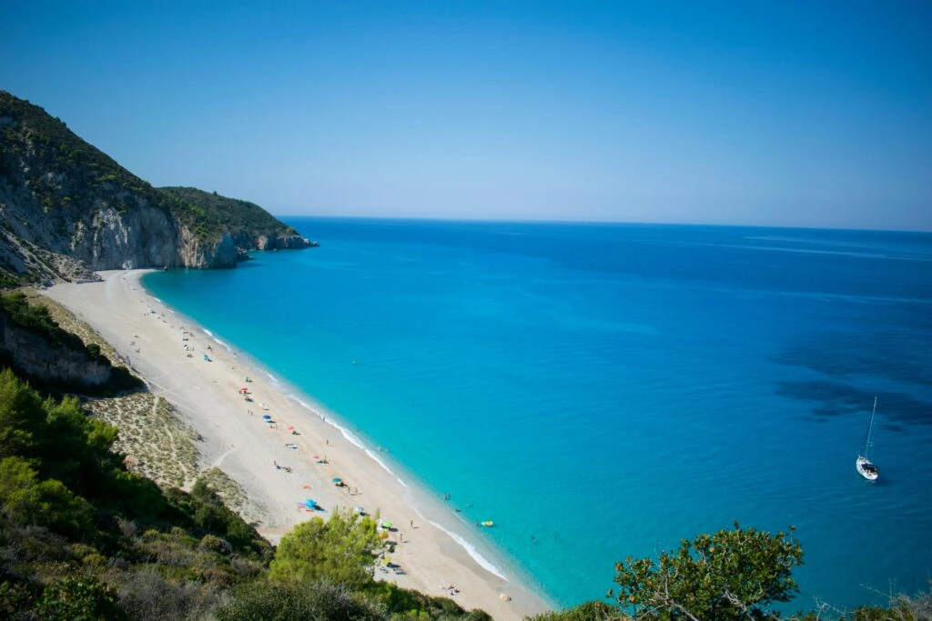 Turquoise strand met witte kliffen op het Ionische eiland Lefkas, Griekenland
