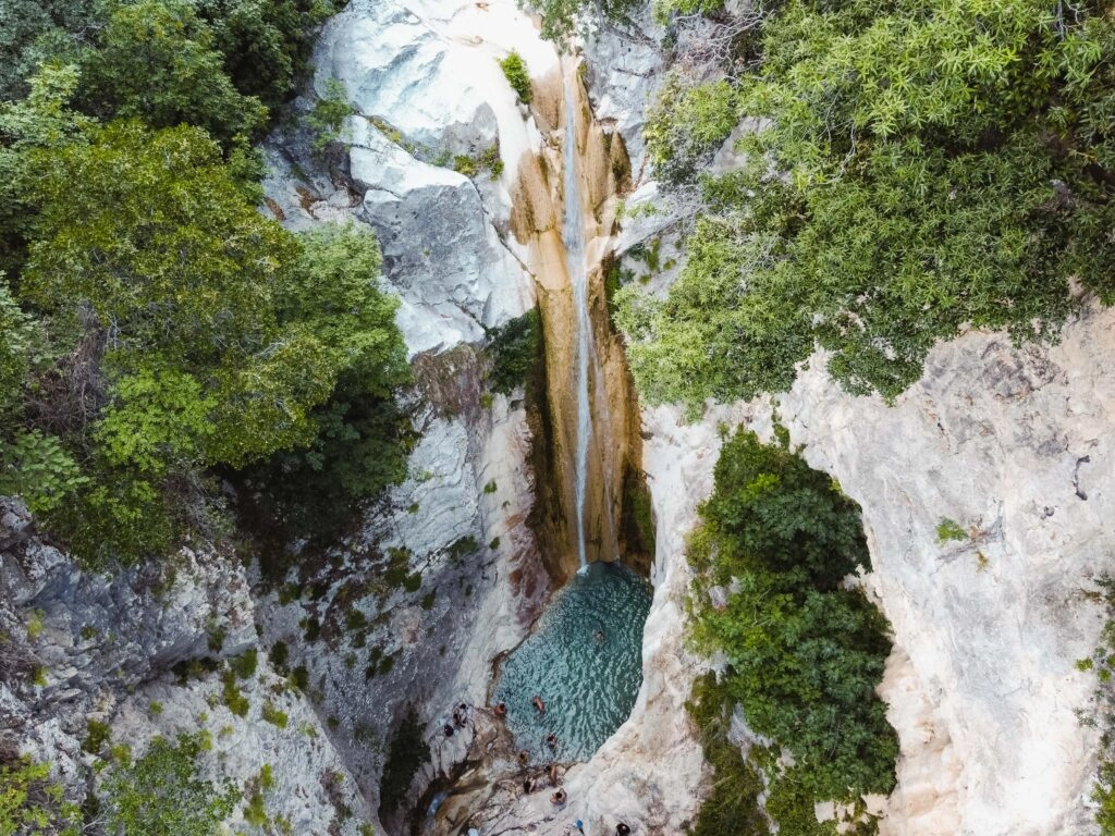 Verborgen waterval van Nidri op het Ionische eiland Lefkas, Griekenland