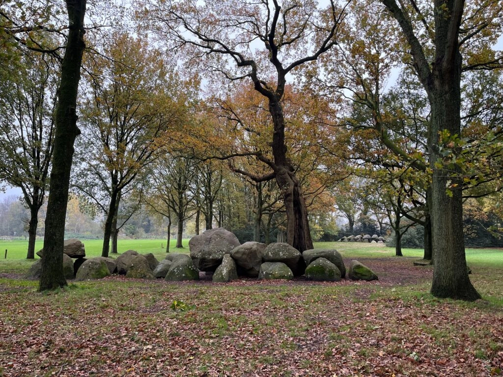 Hunebedden tijdens een wandelreis Pieterpad in Drenthe
