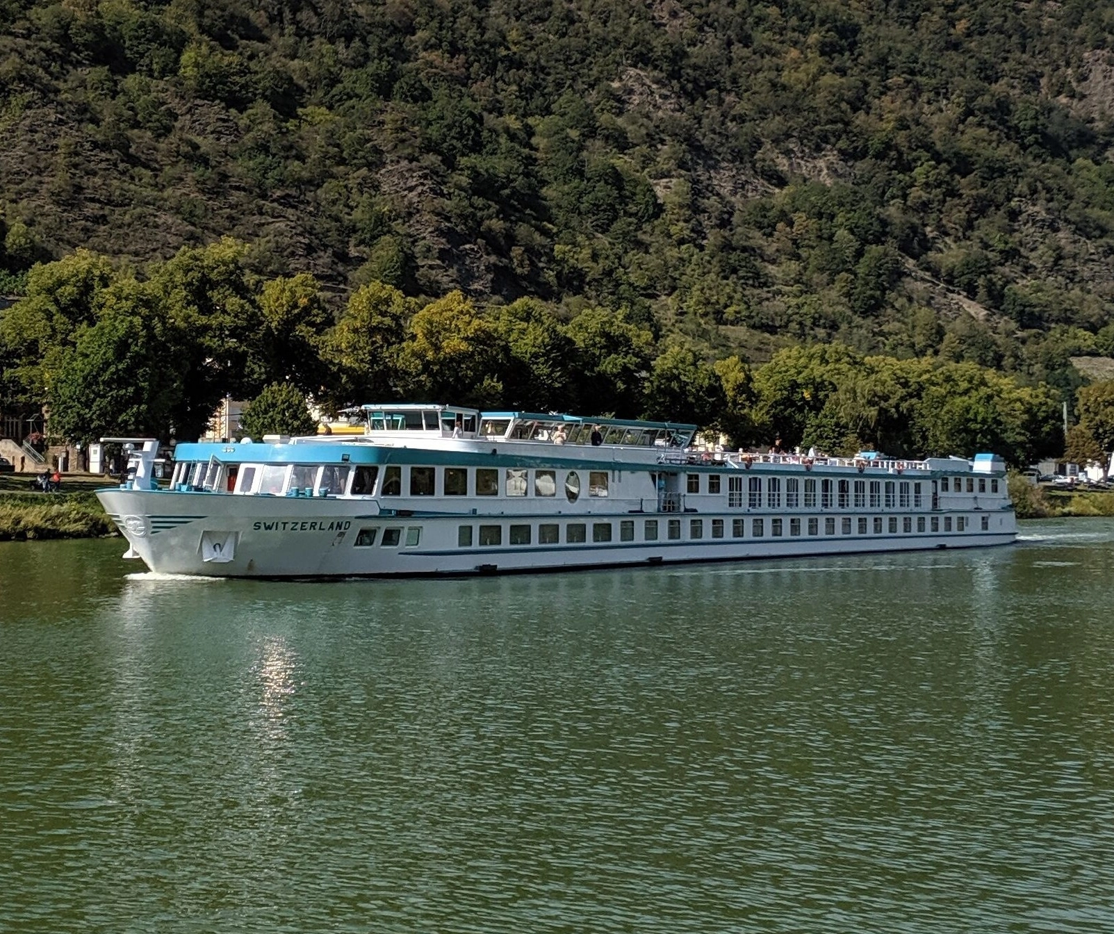 MS Switzerland vaart over de Moezel tijdens een 8-daagse fietscruise van Koblenz naar Saarburg langs wijngaarden en schilderachtige rivierlandschappen.